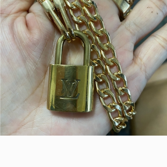 Louis vuitton lock with chain - Picture 6 of 7